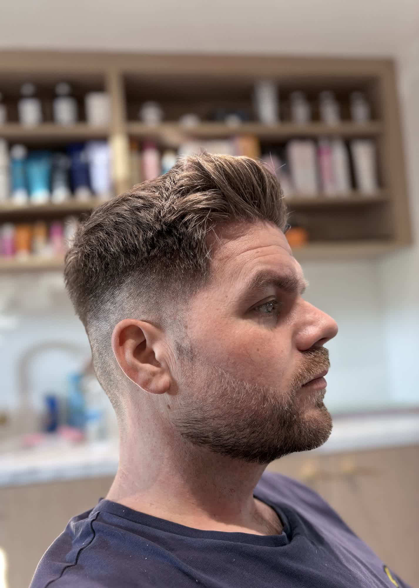 Heren snit met strakke fade en verzorgde baard.