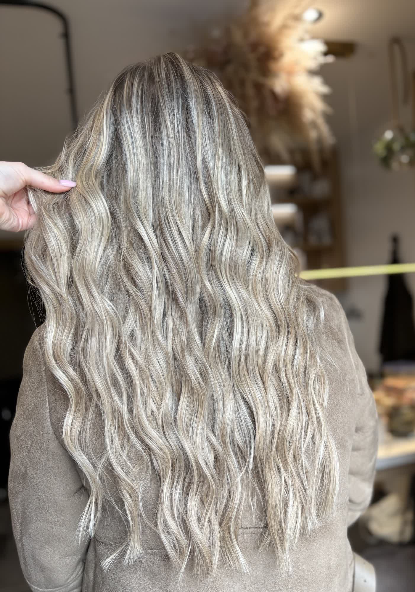 Lang haar met keratine extensions, mooi aansluitend bij het eigen haar.