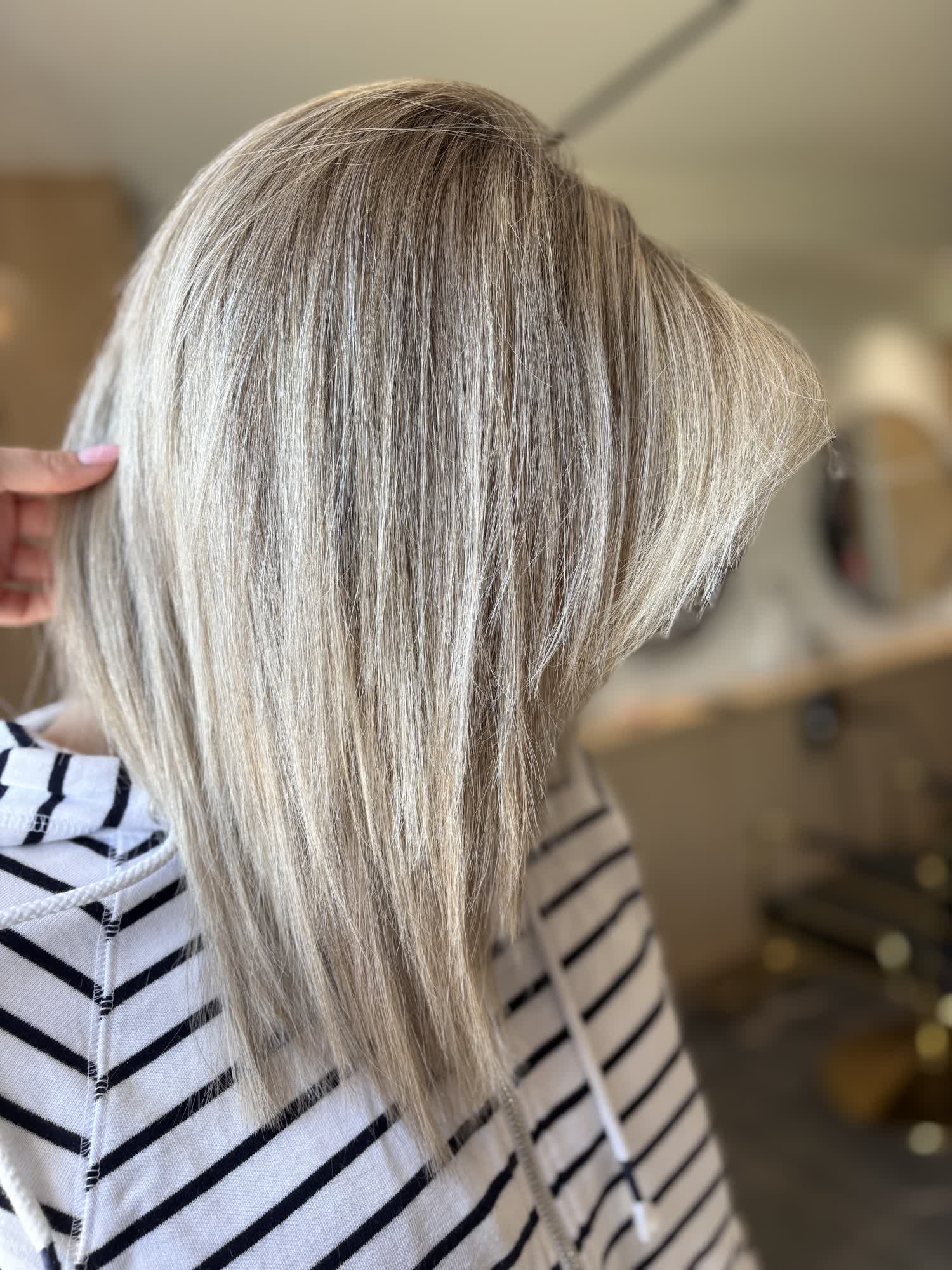 Klant met warme highlights na een kleurbehandeling bij Snip’Em.